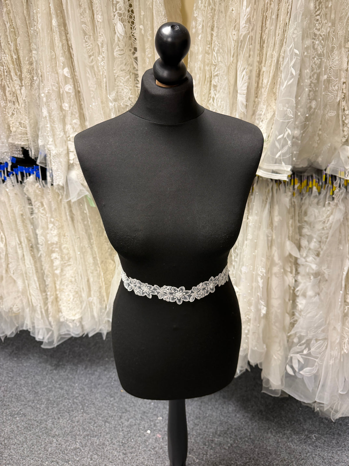 Bordure de perles et sequins ivoire - T12