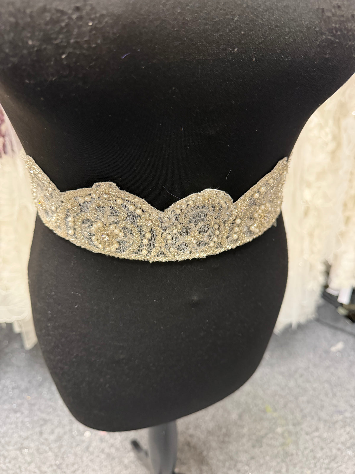 Bordure à sequins et perles en cristal/ivoire/argent - T197