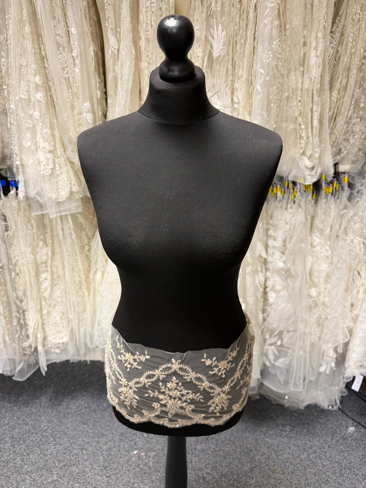Bordure à sequins et perles champagne - T89