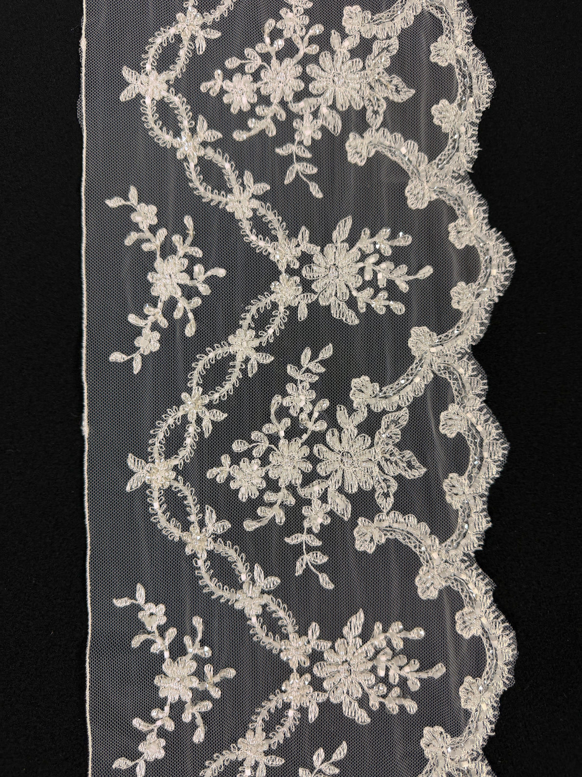 Bordure ivoire à perles et sequins - T89