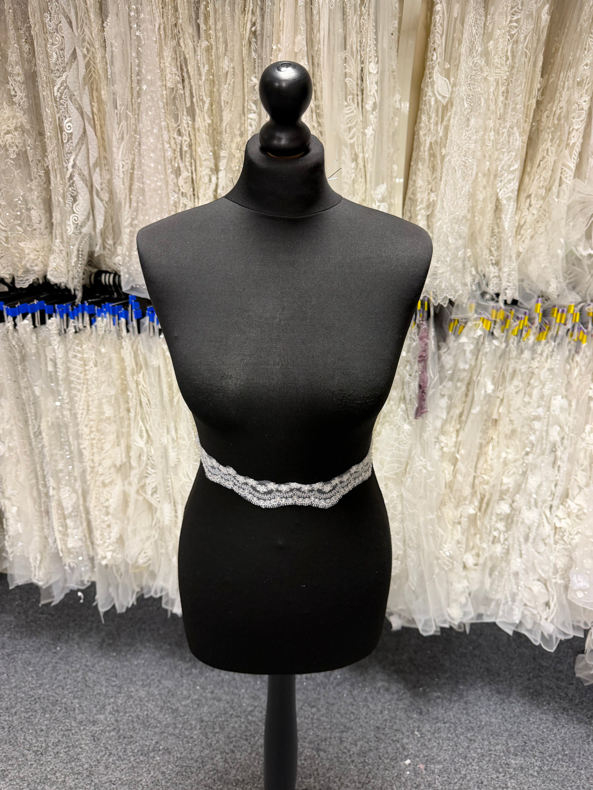 Bordure blanche à perles et sequins - T83