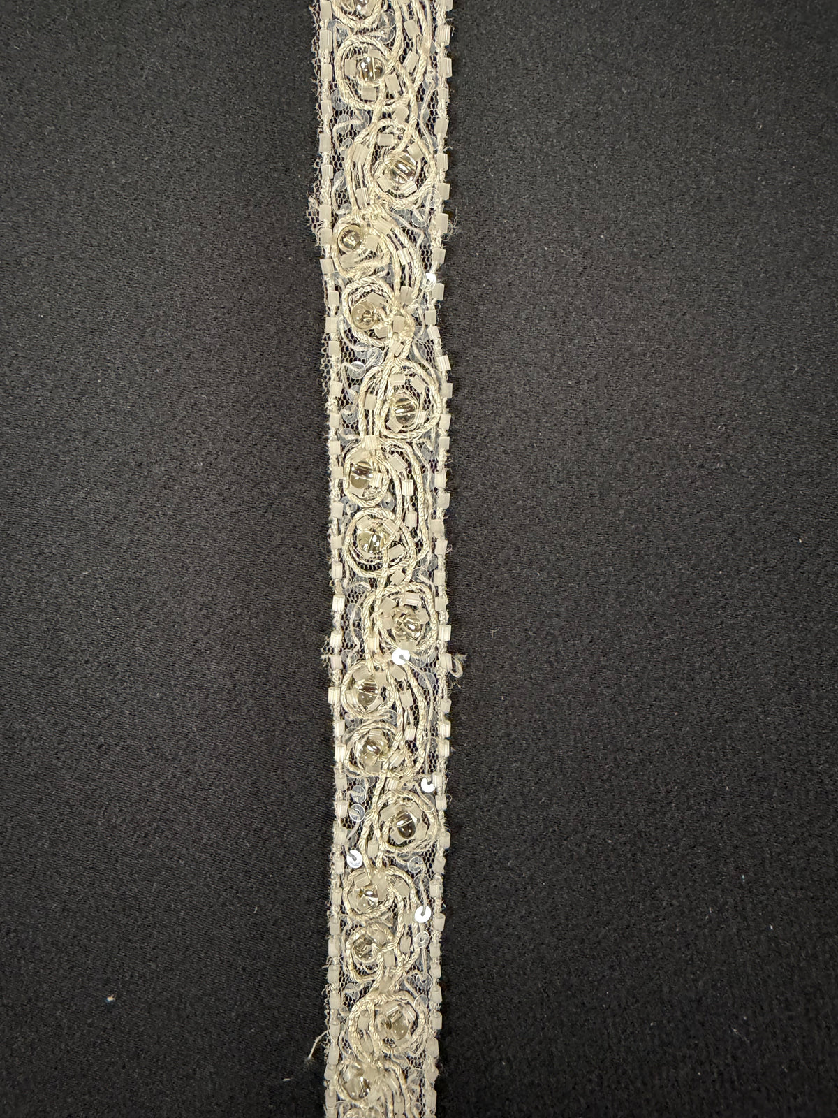 Galon de dentelle ivoire pâle orné de perles - T80