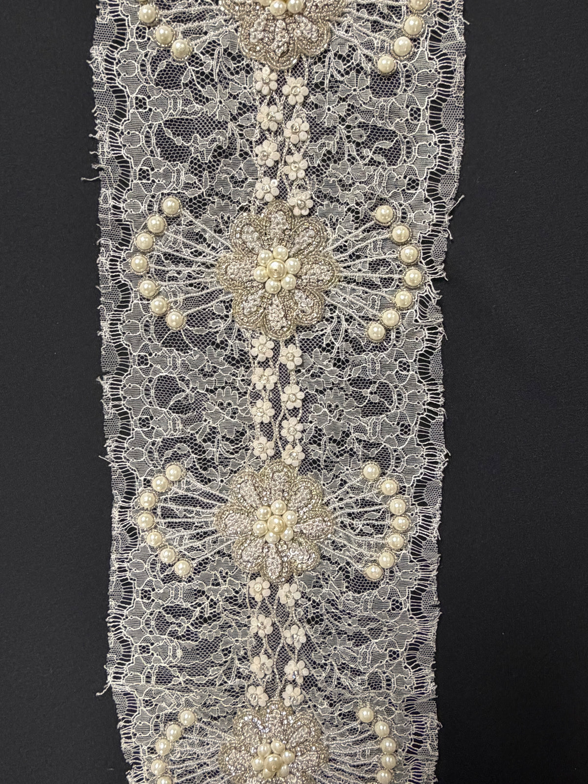 Bordure en dentelle de Chantilly française perlée, perles et cristaux ivoire - T264