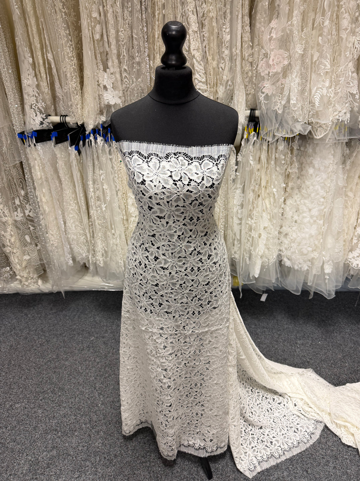 Tulle brodé perlé bleu marine - EB1058