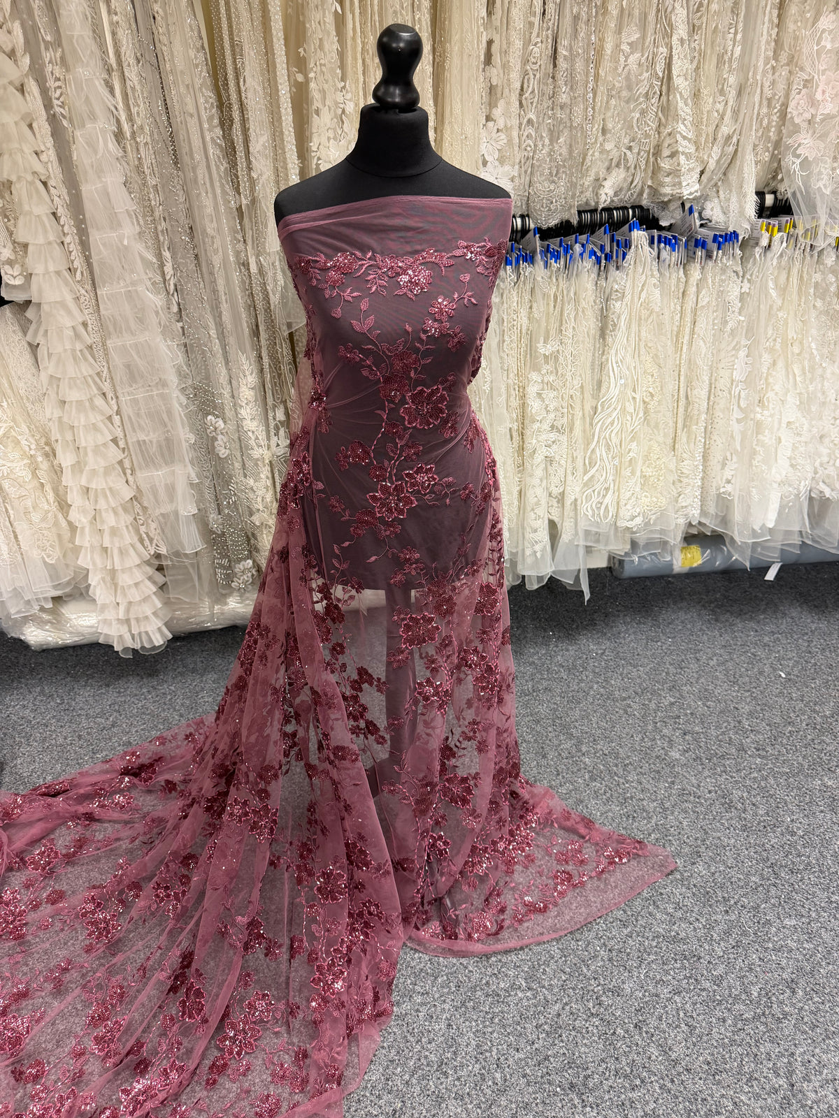 Tulle brodé de perles haricot rouge - EB1090