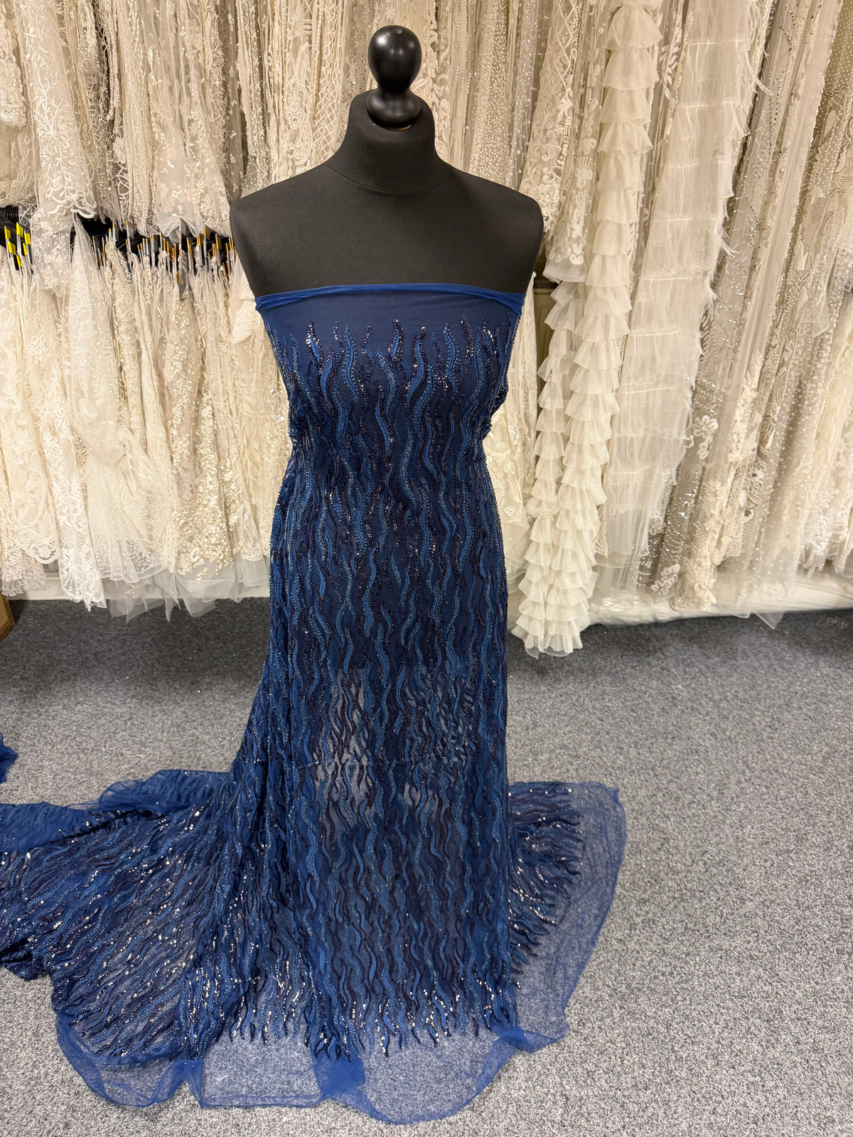 Tulle bleu marine brodé de perles - EB1089