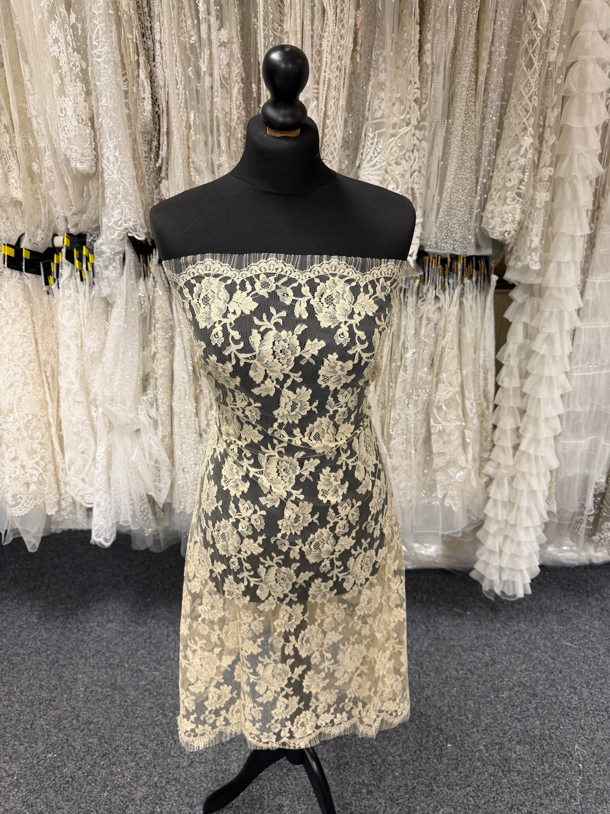 Gold Chantilly Lace - P288
