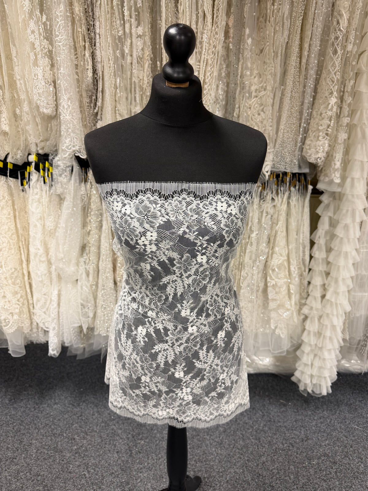 Ivory Leavers Lace - P736