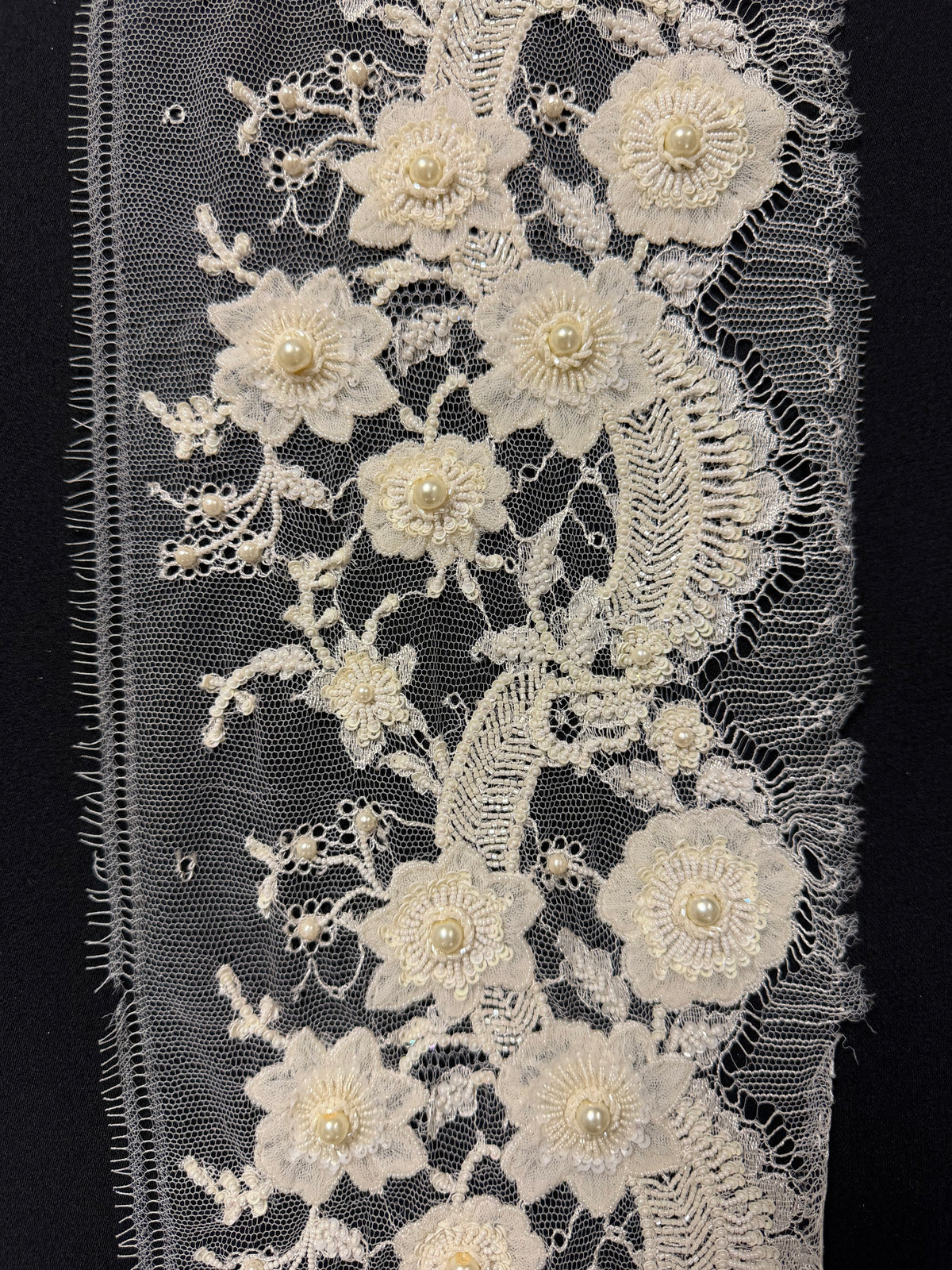 Garniture en dentelle 3D perlée et pailletée ivoire - T438