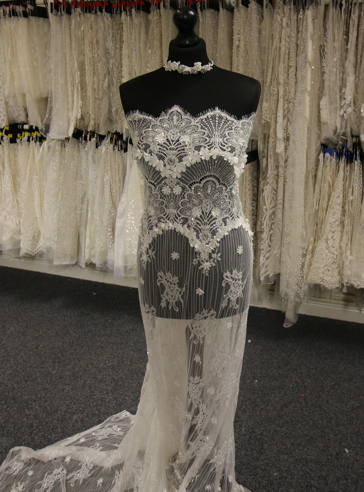 Dentelle Raschel ivoire pâle perlée à la main - Cheryldene