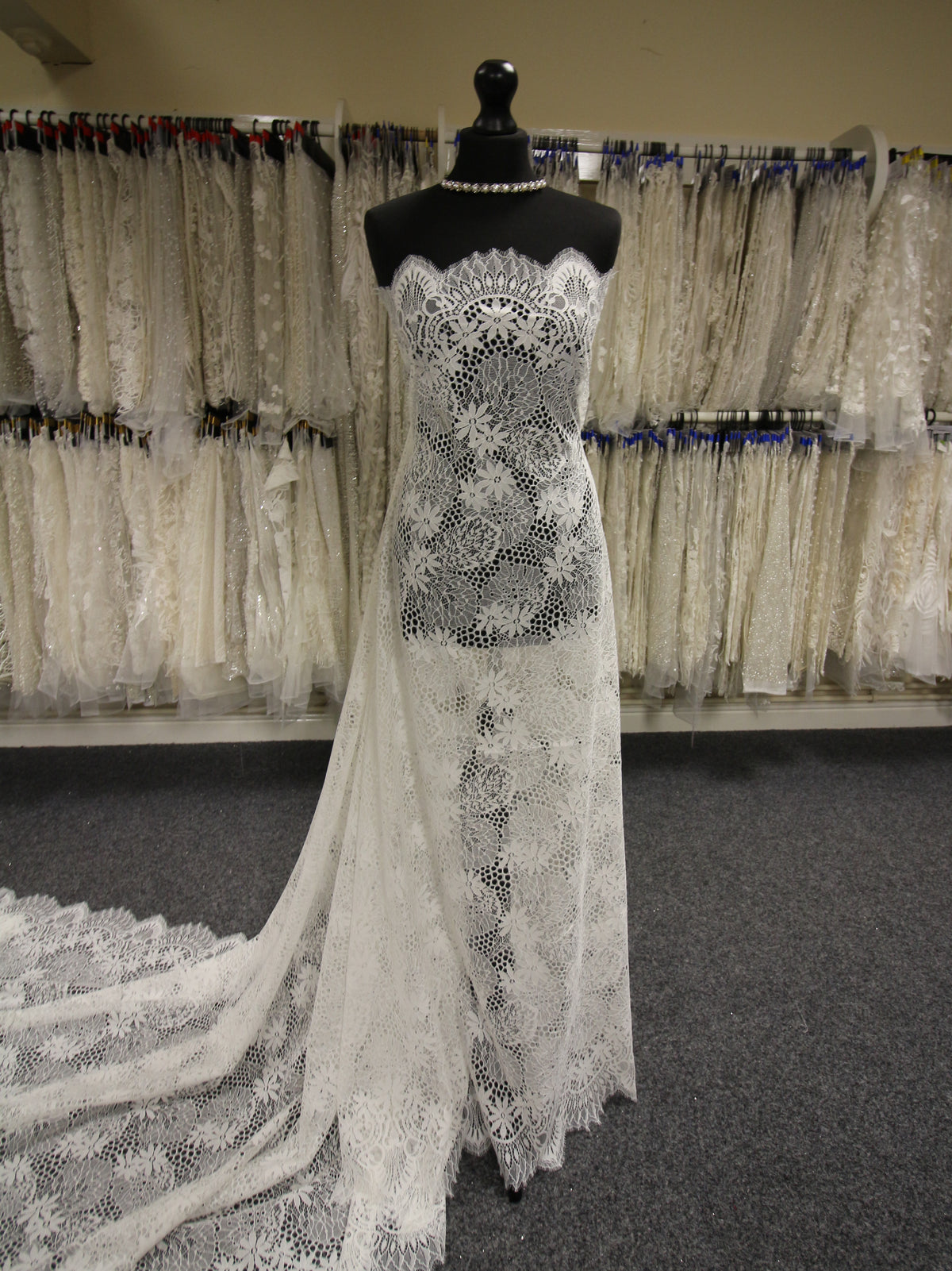 Dentelle Raschel ivoire - Ferdinande