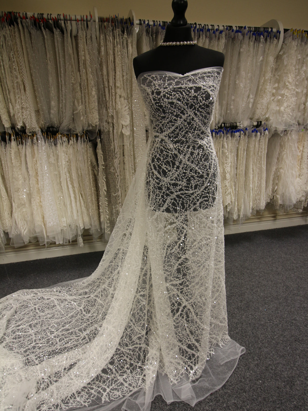 Dentelle ivoire ornée de paillettes - Rosamund