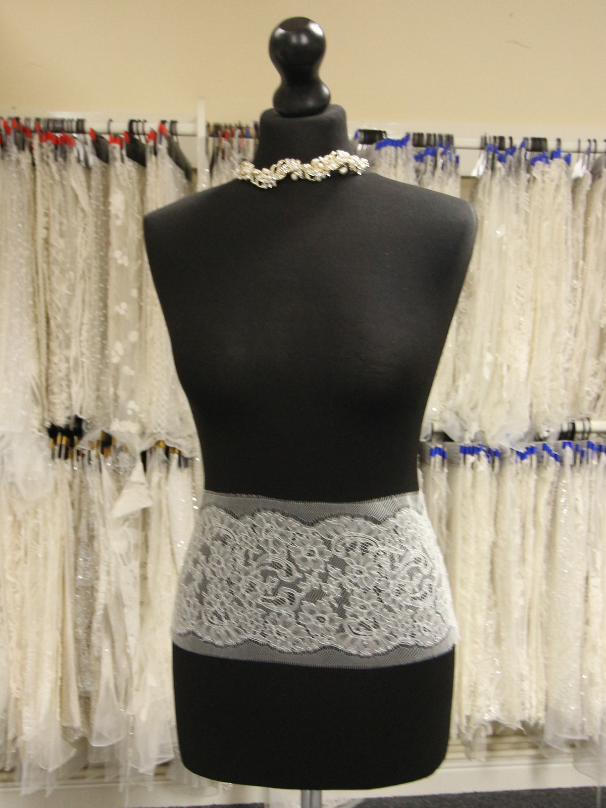 Bordure en dentelle Chantilly ivoire - Diallo