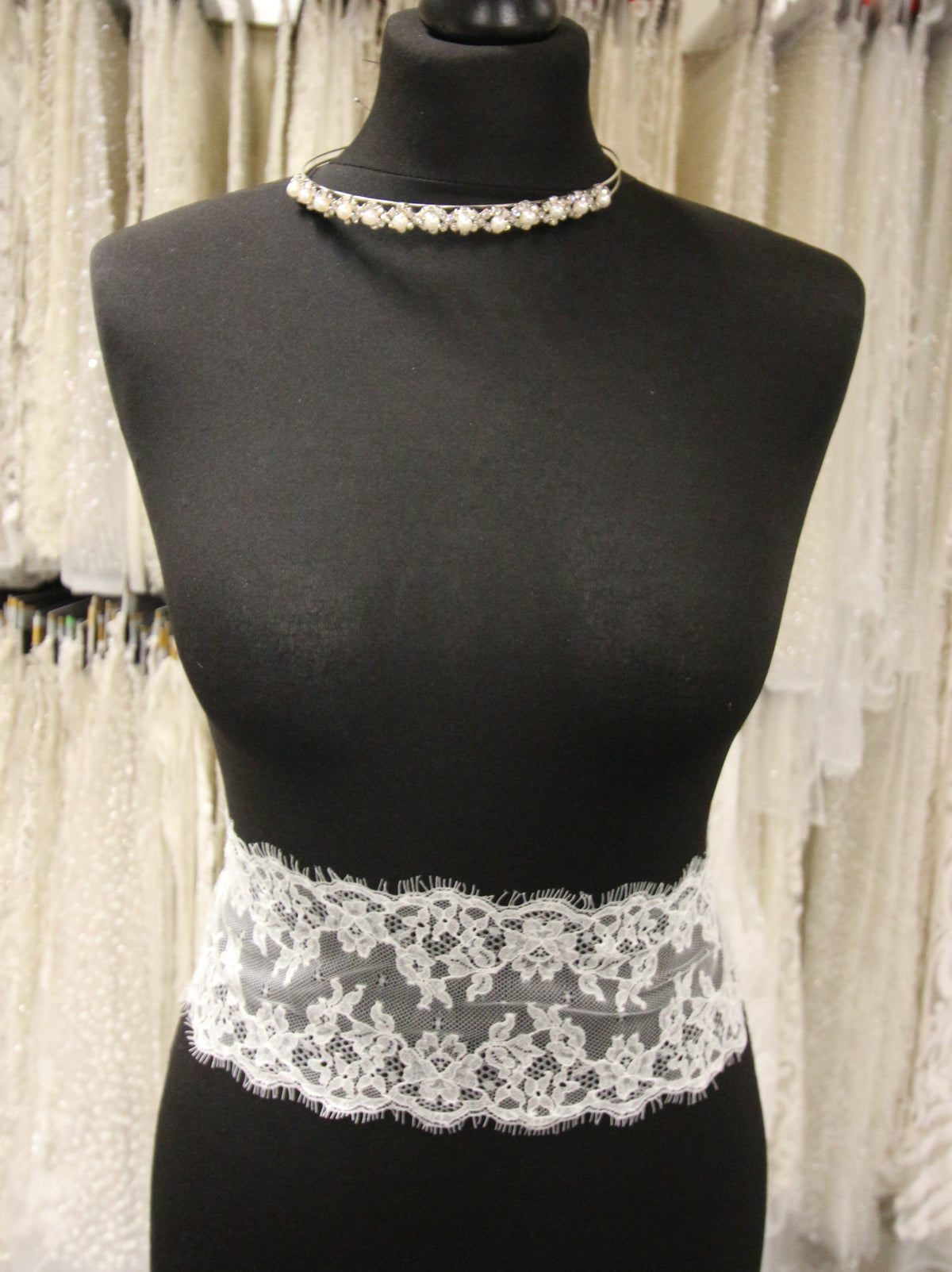 Bordure en dentelle de Chantilly ivoire - Halston