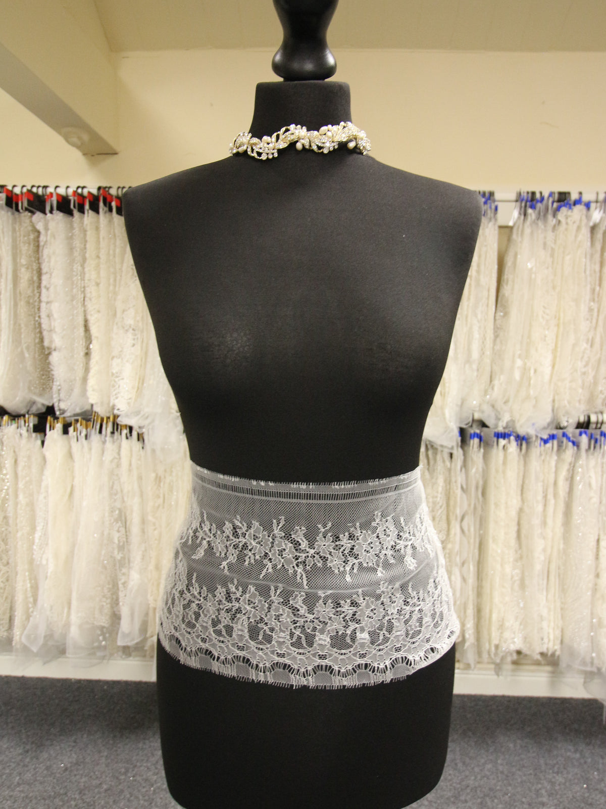 Bordure en dentelle Chantilly ivoire - Amapola