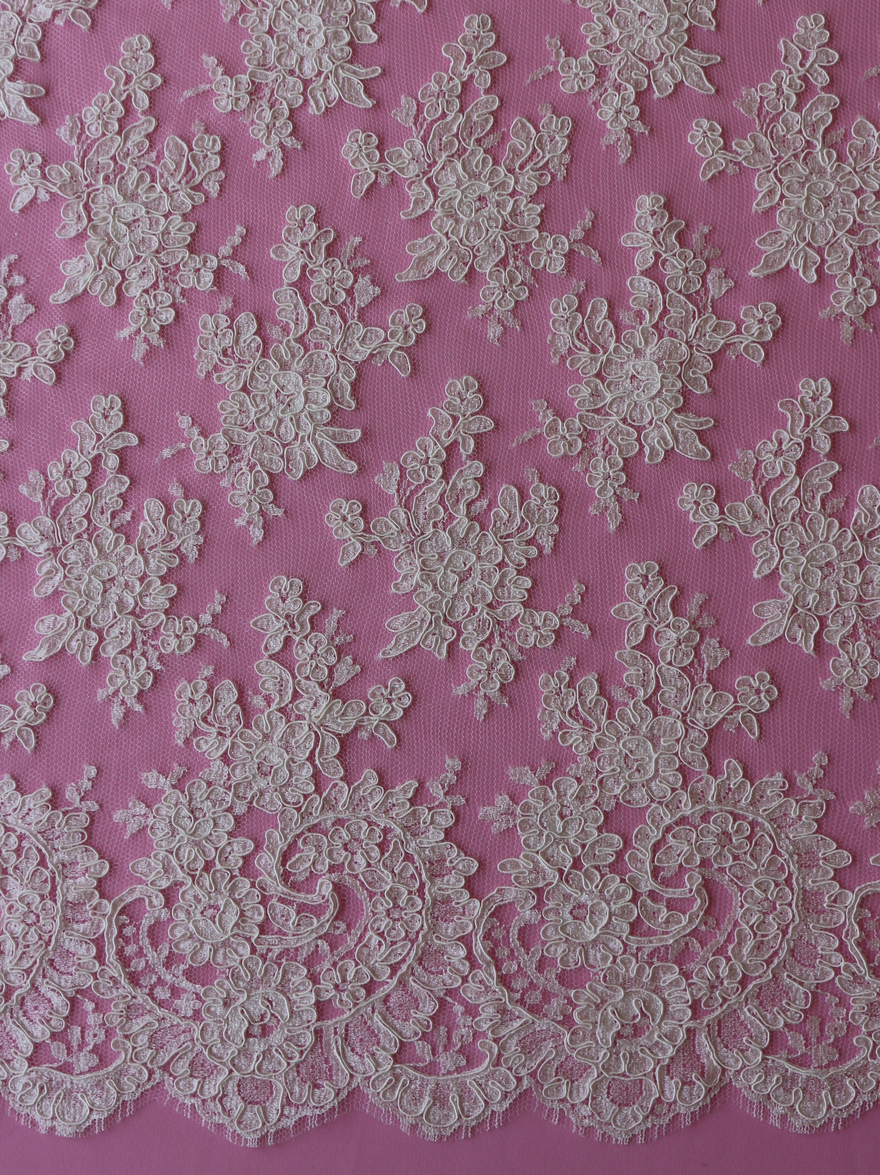 Dentelle de Chantilly ivoire à cordon – Odette