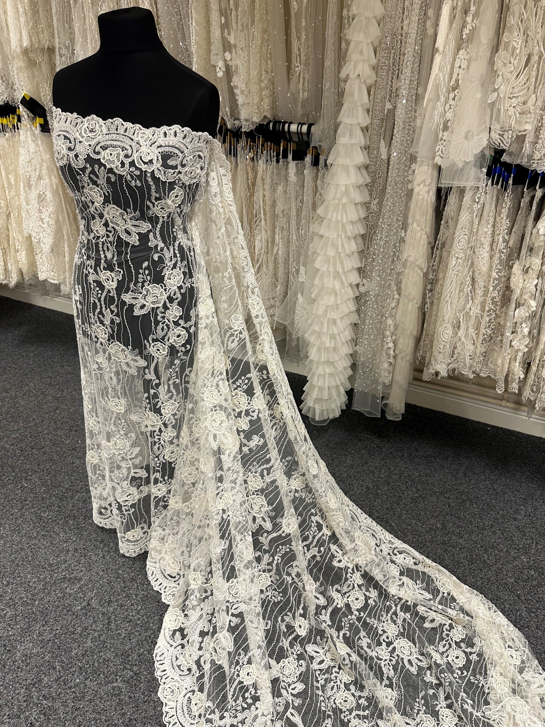 Dentelle Ivoire Cordonnée et Perlée – Rochelle