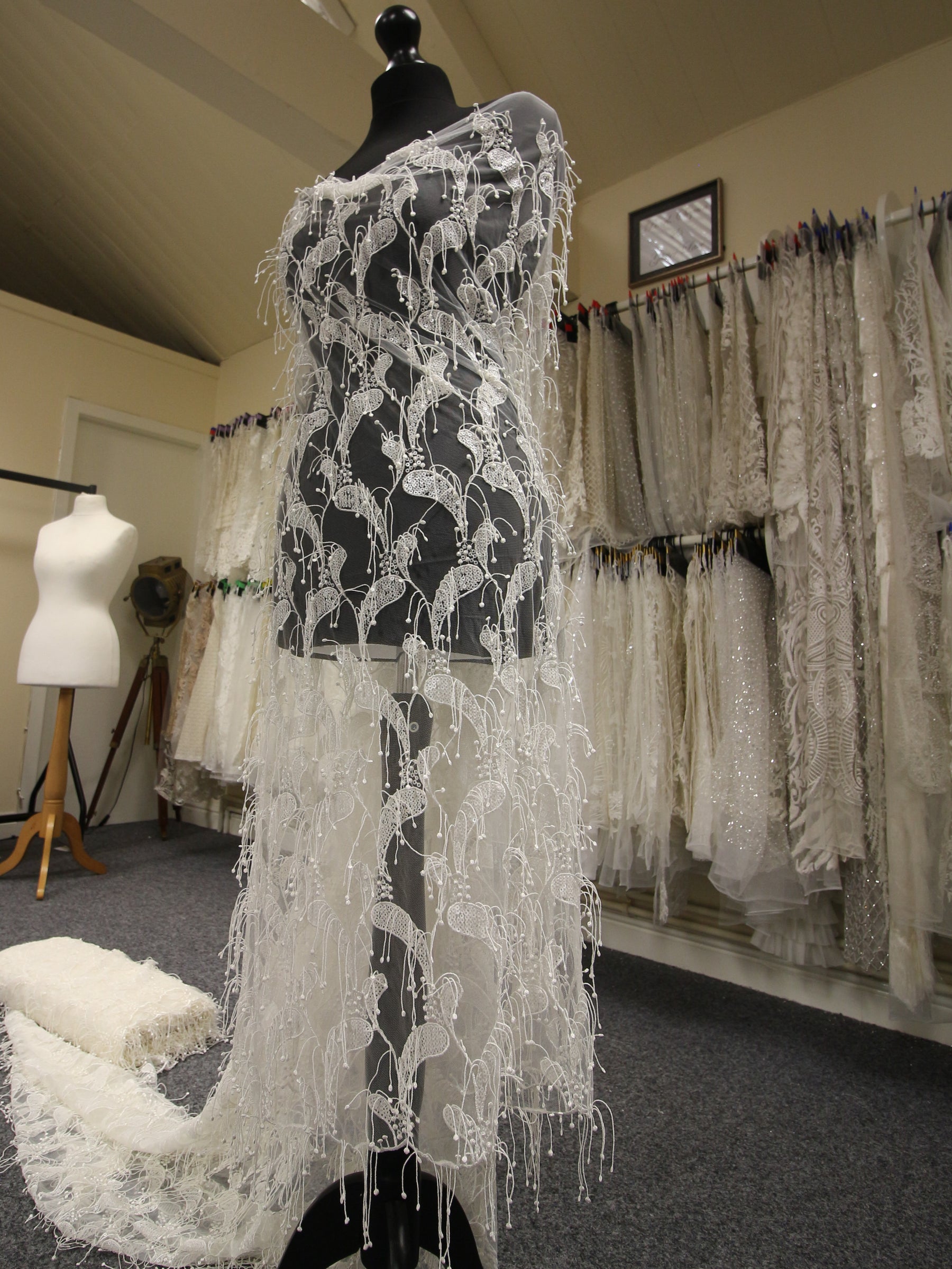 Dentelle Paisley à sequins ivoire - Ronnie