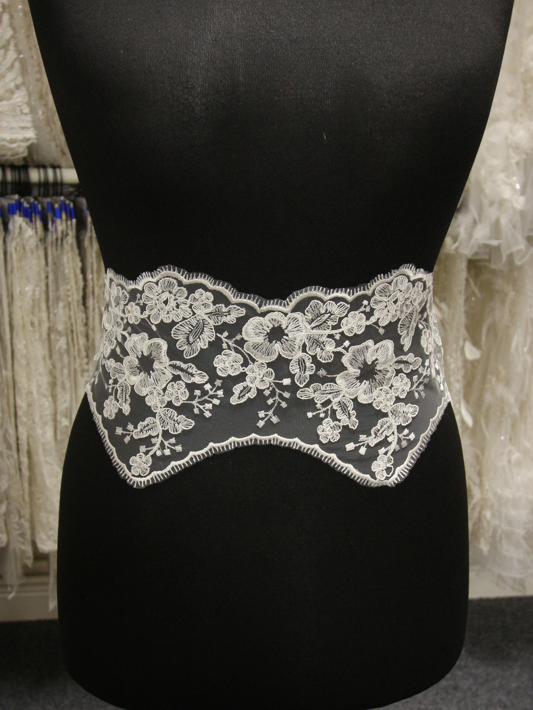 Bordure en dentelle ivoire cordée - Bluebell