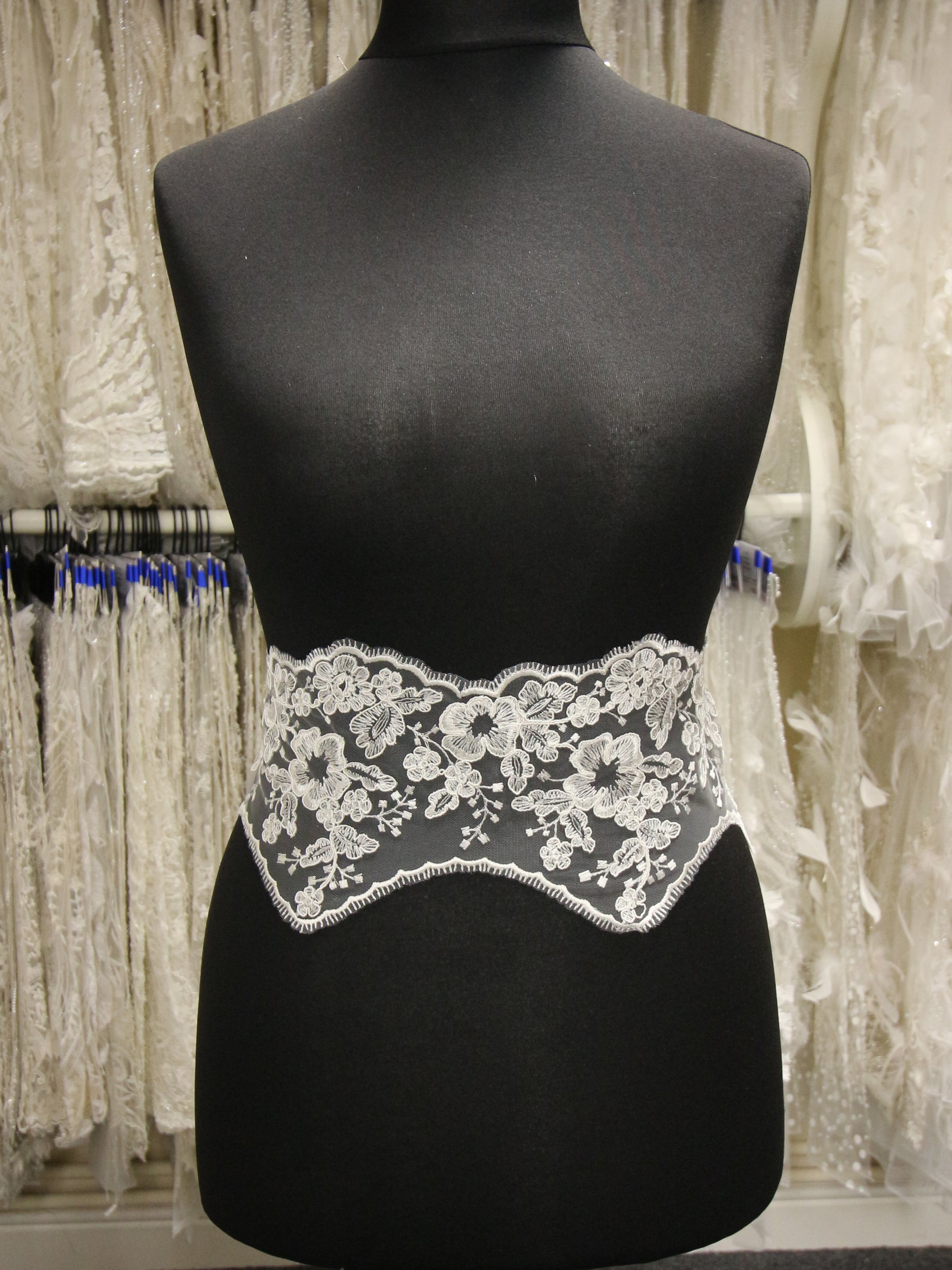 Bordure en dentelle ivoire cordée - Bluebell