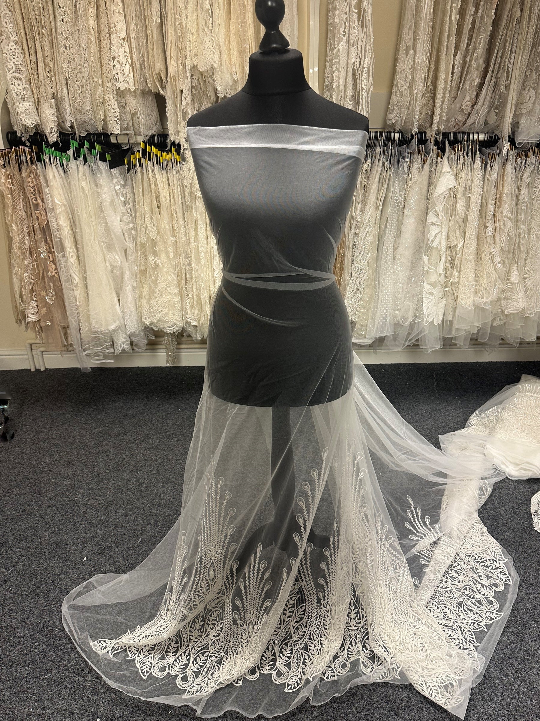 Tulle bordé de dentelle ivoire - North