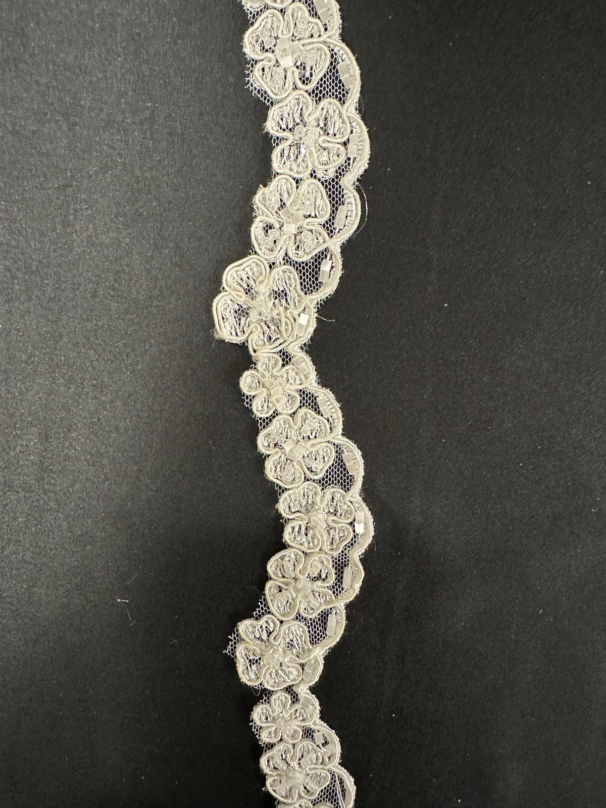 Bordure en dentelle ivoire perlée et cordée - Naturelle