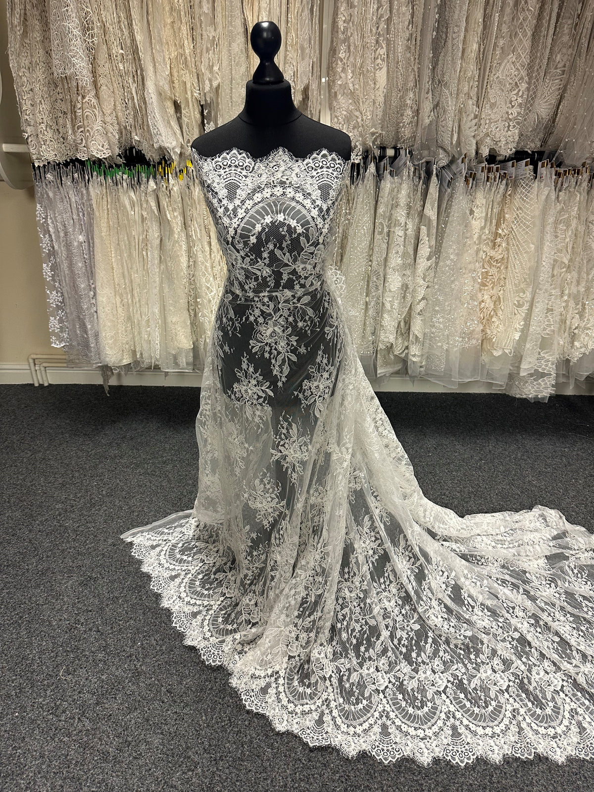 Dentelle Raschel ivoire à cordon - Jara