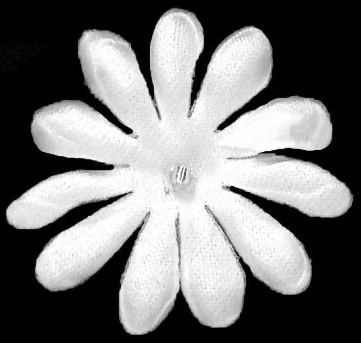 Fleurs ivoire pâle découpées au laser - M15 (Sachet de 144)