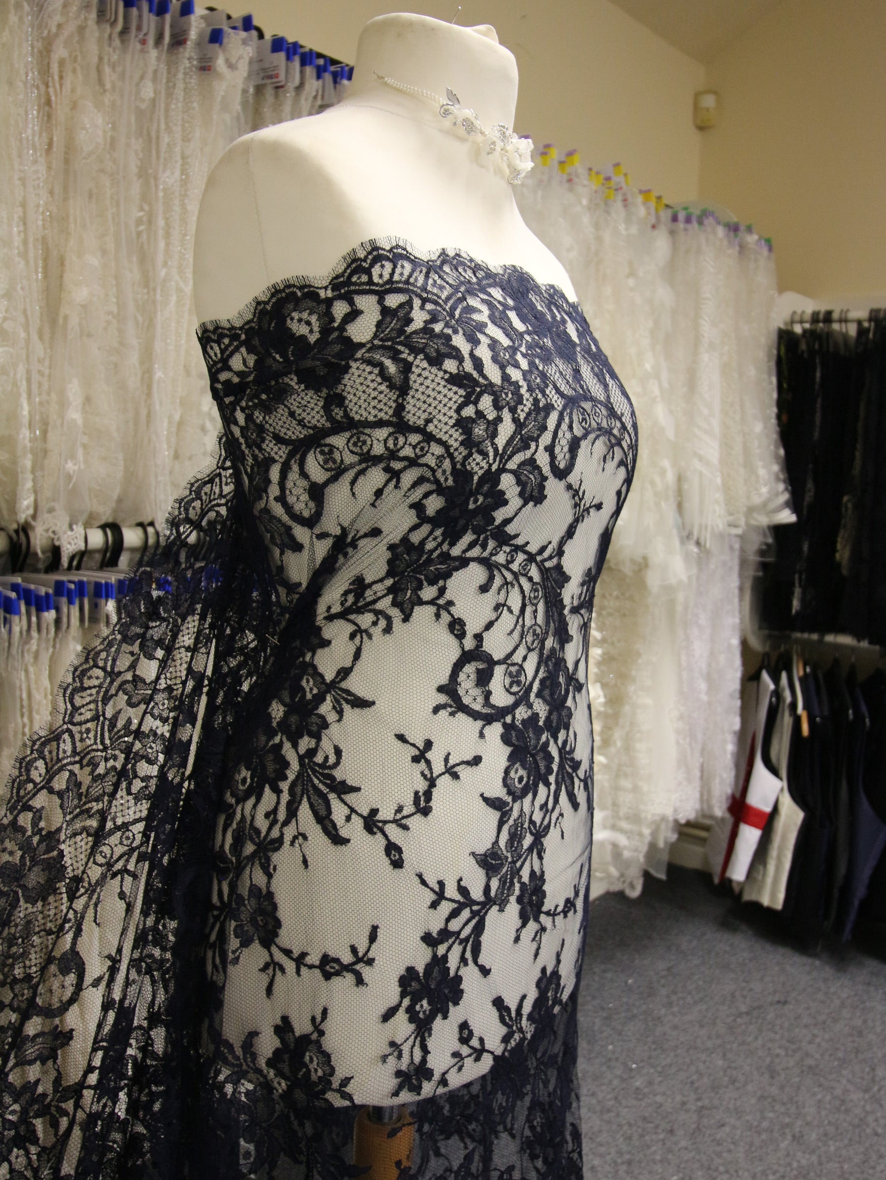 Dentelle Marine Chantilly - Kate