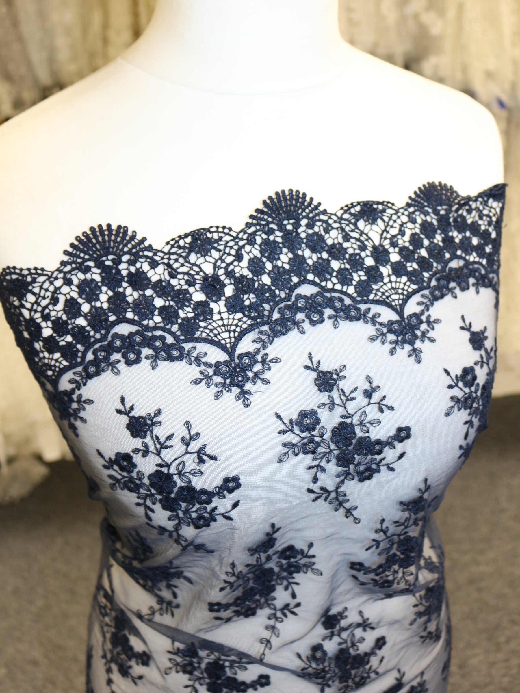Dentelle brodée bleu marine - Kirsty