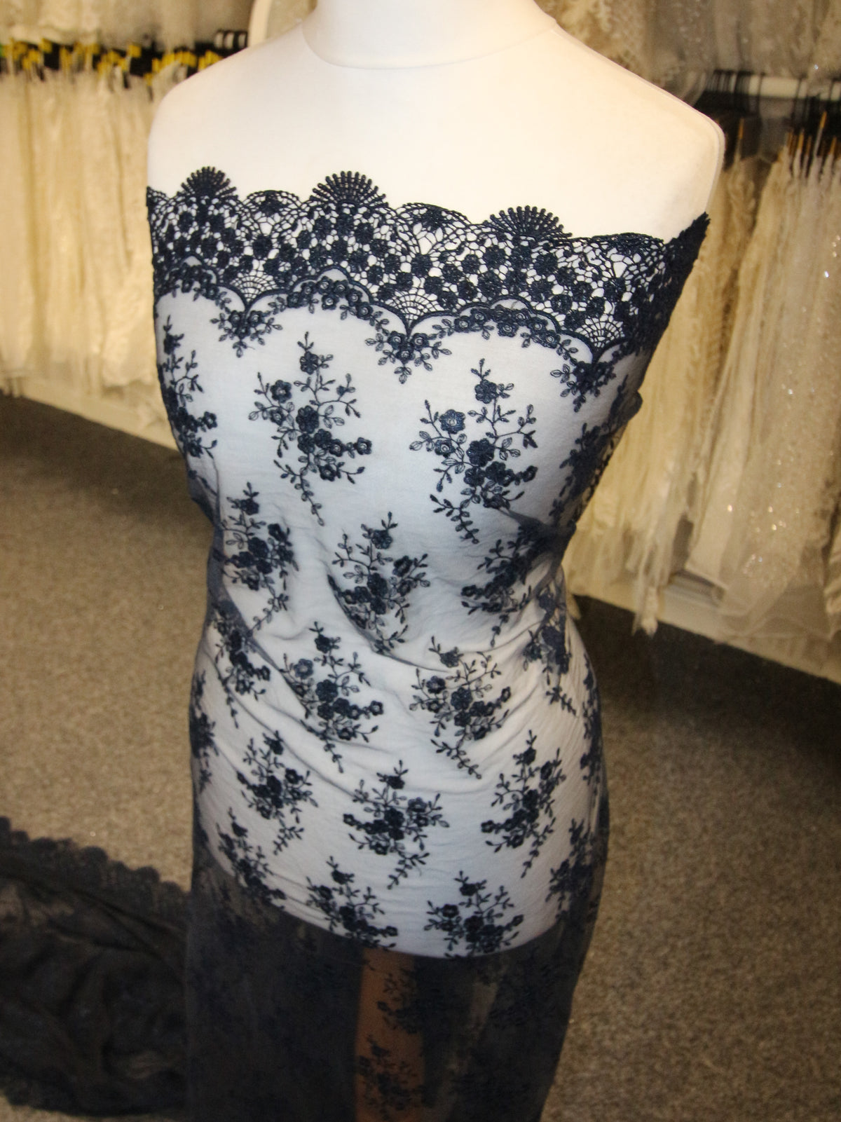 Dentelle brodée bleu marine - Kirsty
