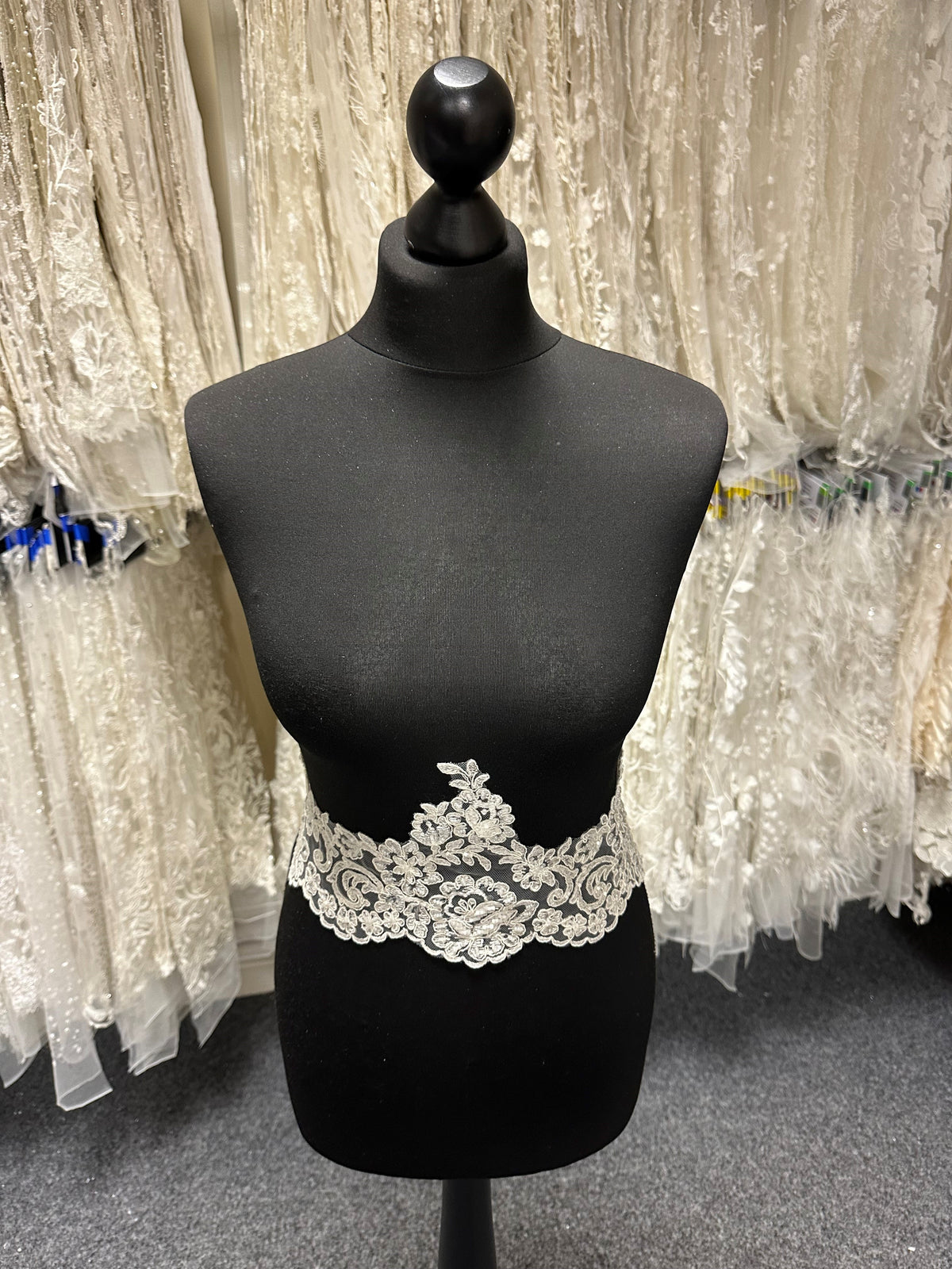 Bordure en dentelle ivoire perlée et cordée - Noisy