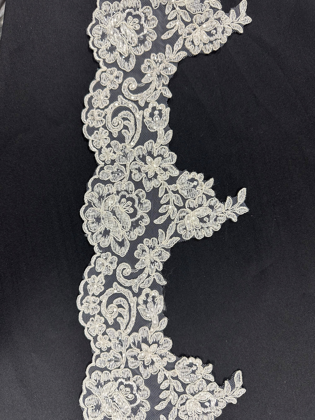 Bordure en dentelle ivoire perlée et cordée - Noisy