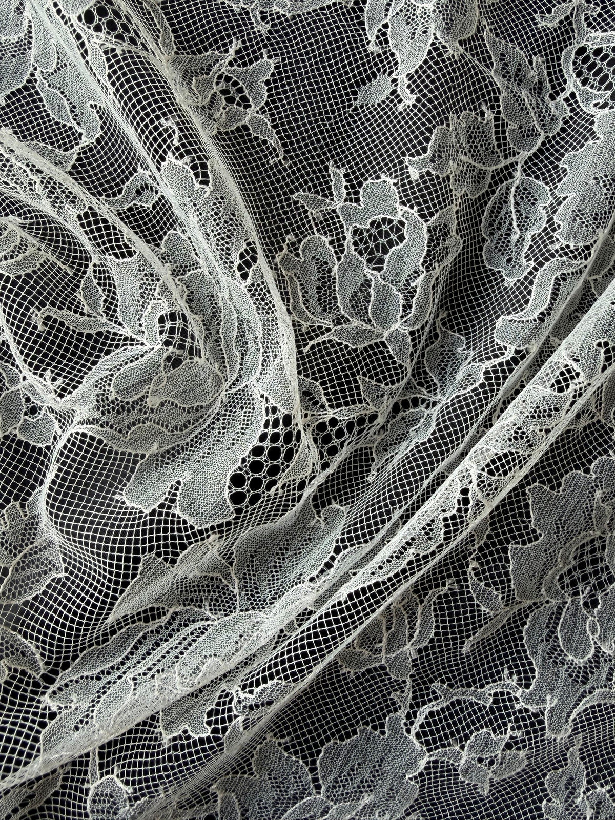 Dentelle Chantilly Ivoire - P177
