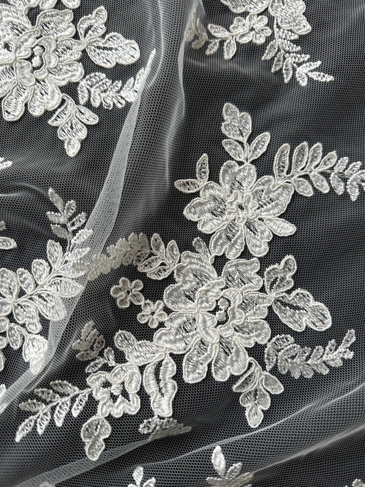 Dentelle brodée ivoire à cordon - P233