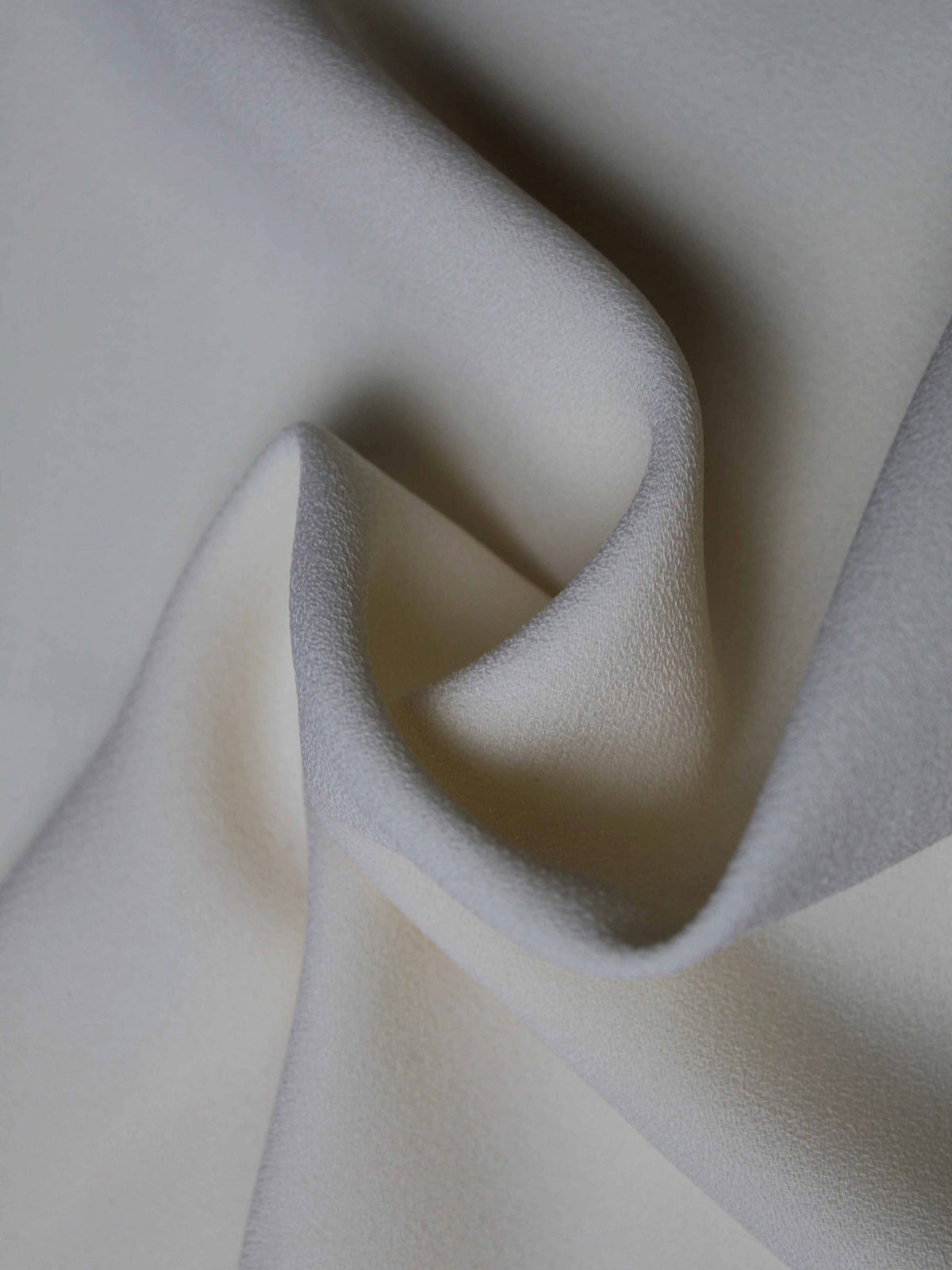 Crêpe polyester ivoire foncé, poids moyen - P59