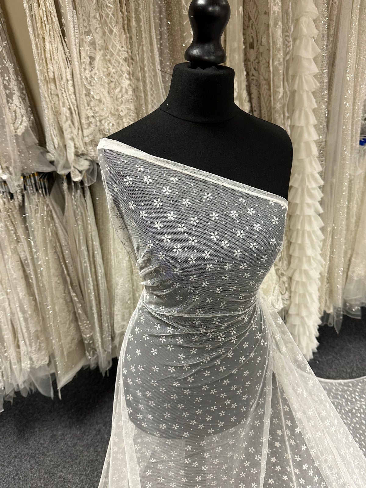 Fleur pailletée sur tulle - Pétale (CF)