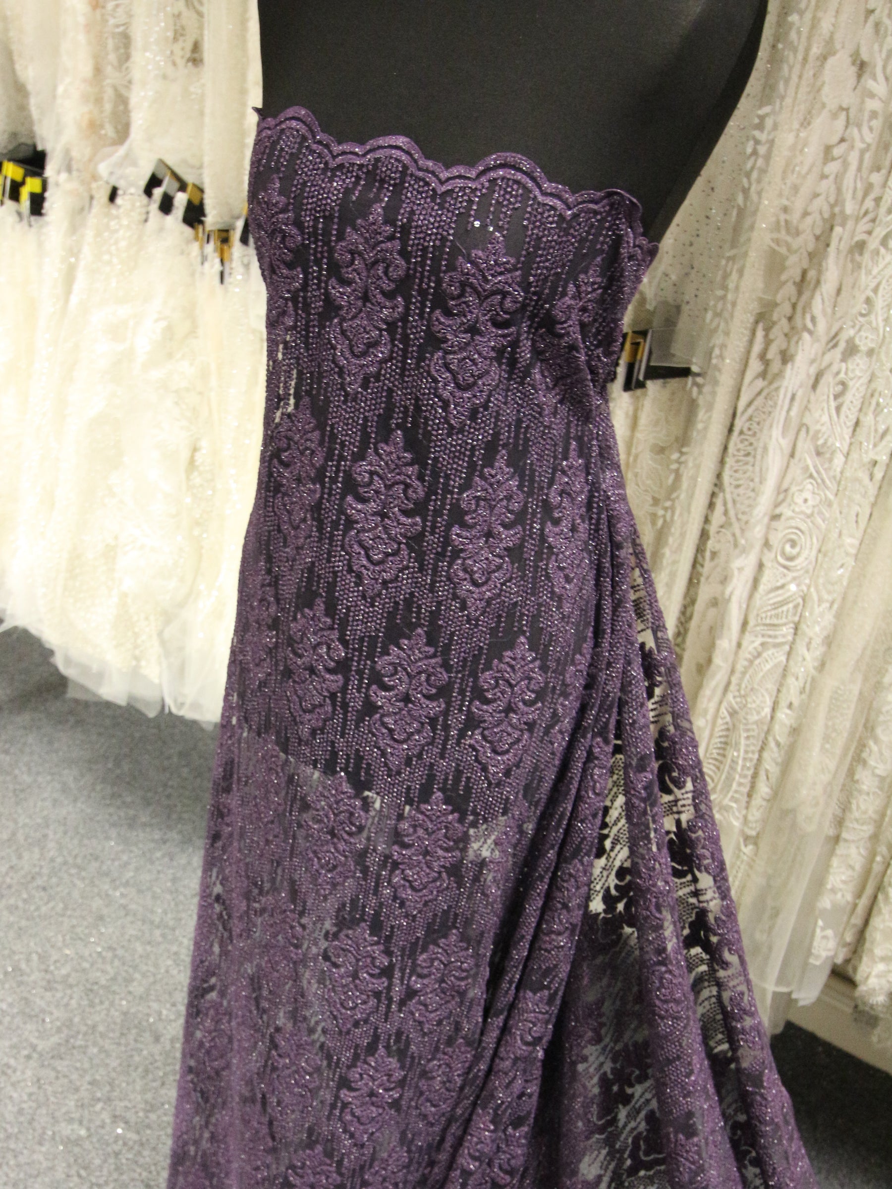 Dentelle Brodée Violette – Mara