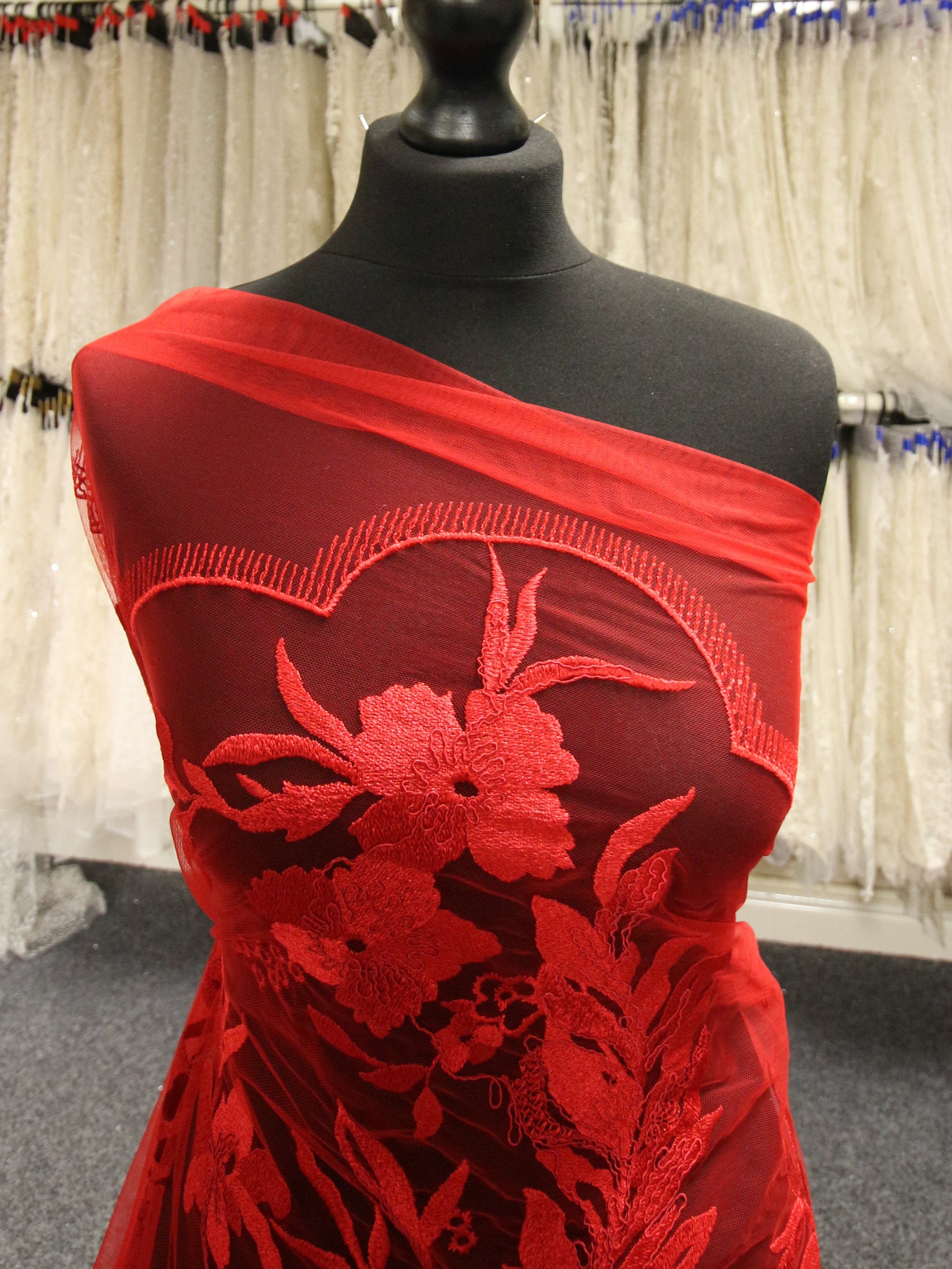 Dentelle Broderie Rouge - Gaynor