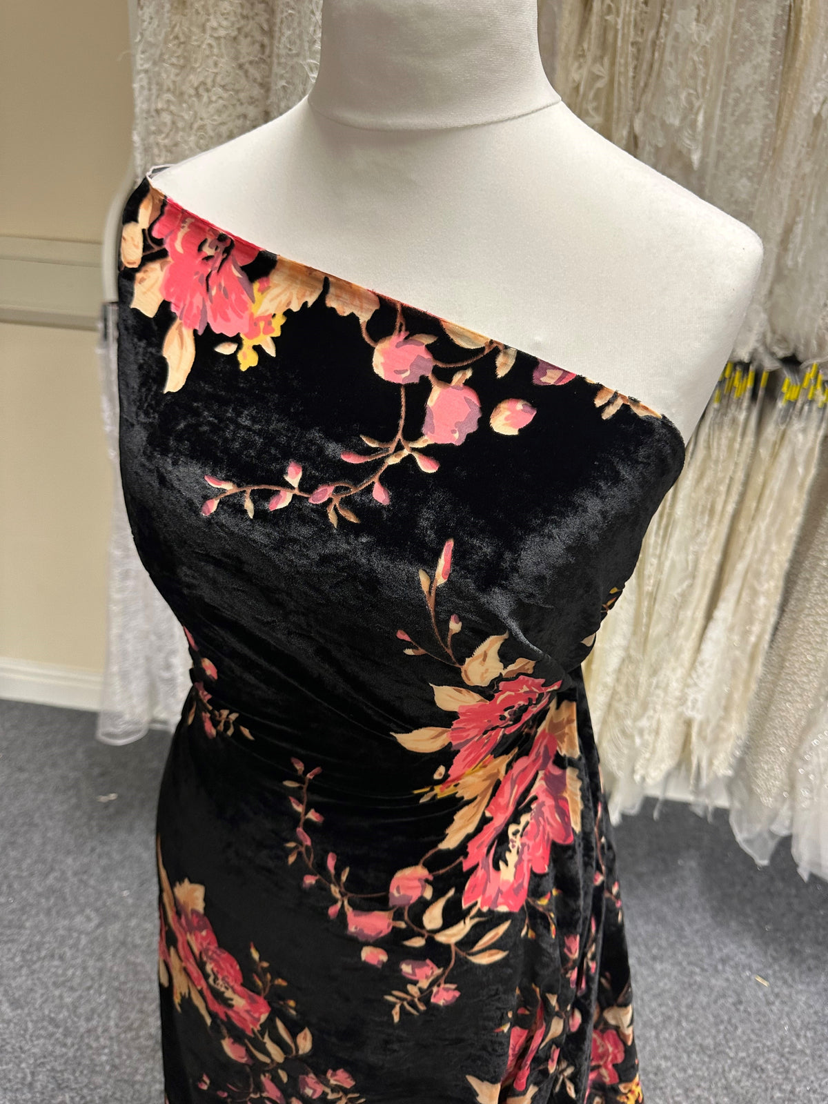 Velours rose sur noir dévoré - Sacrosanct