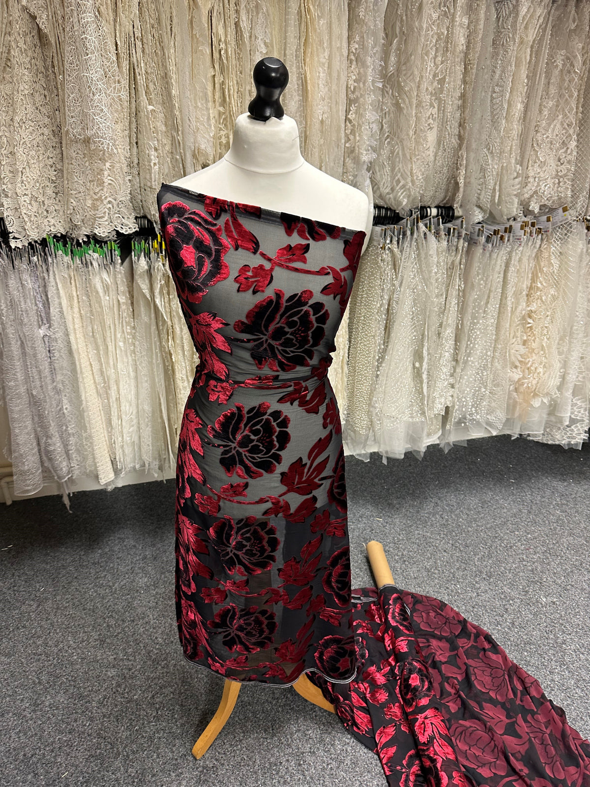 Bourgogne sur velours noir dévoré - Sacrosanct