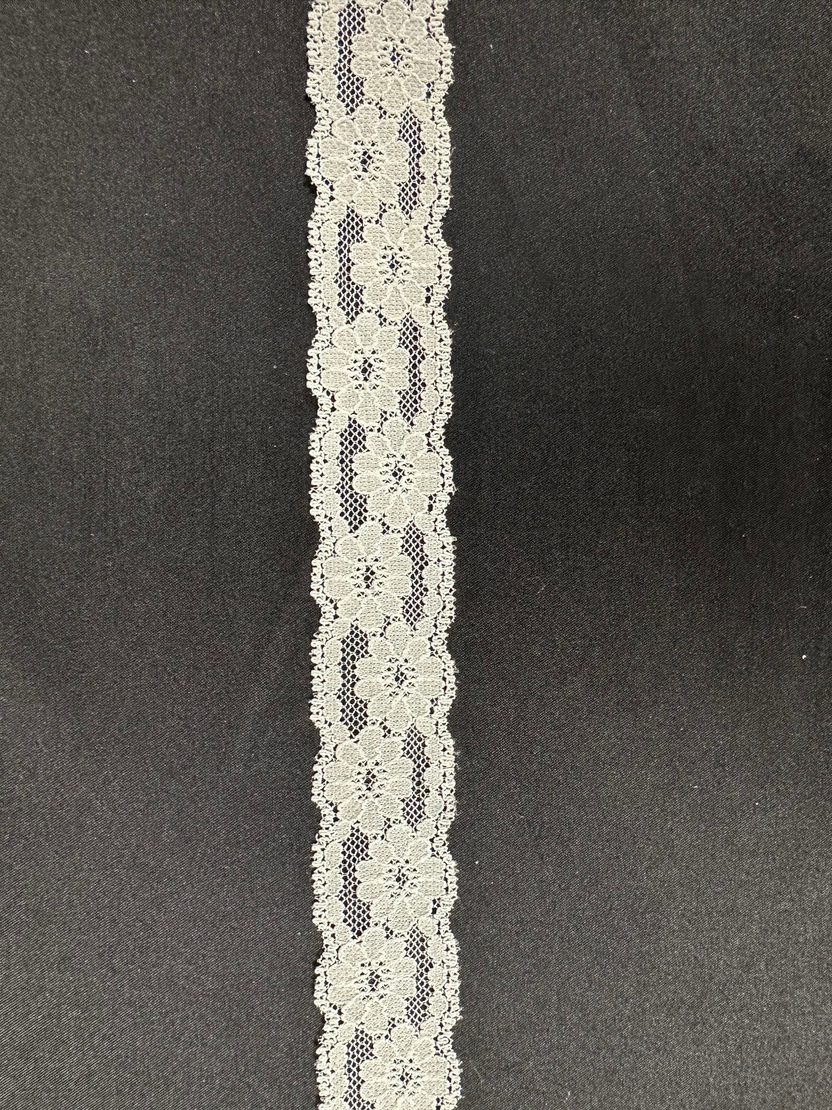 Bordure en dentelle blanche - T 738 (CF)