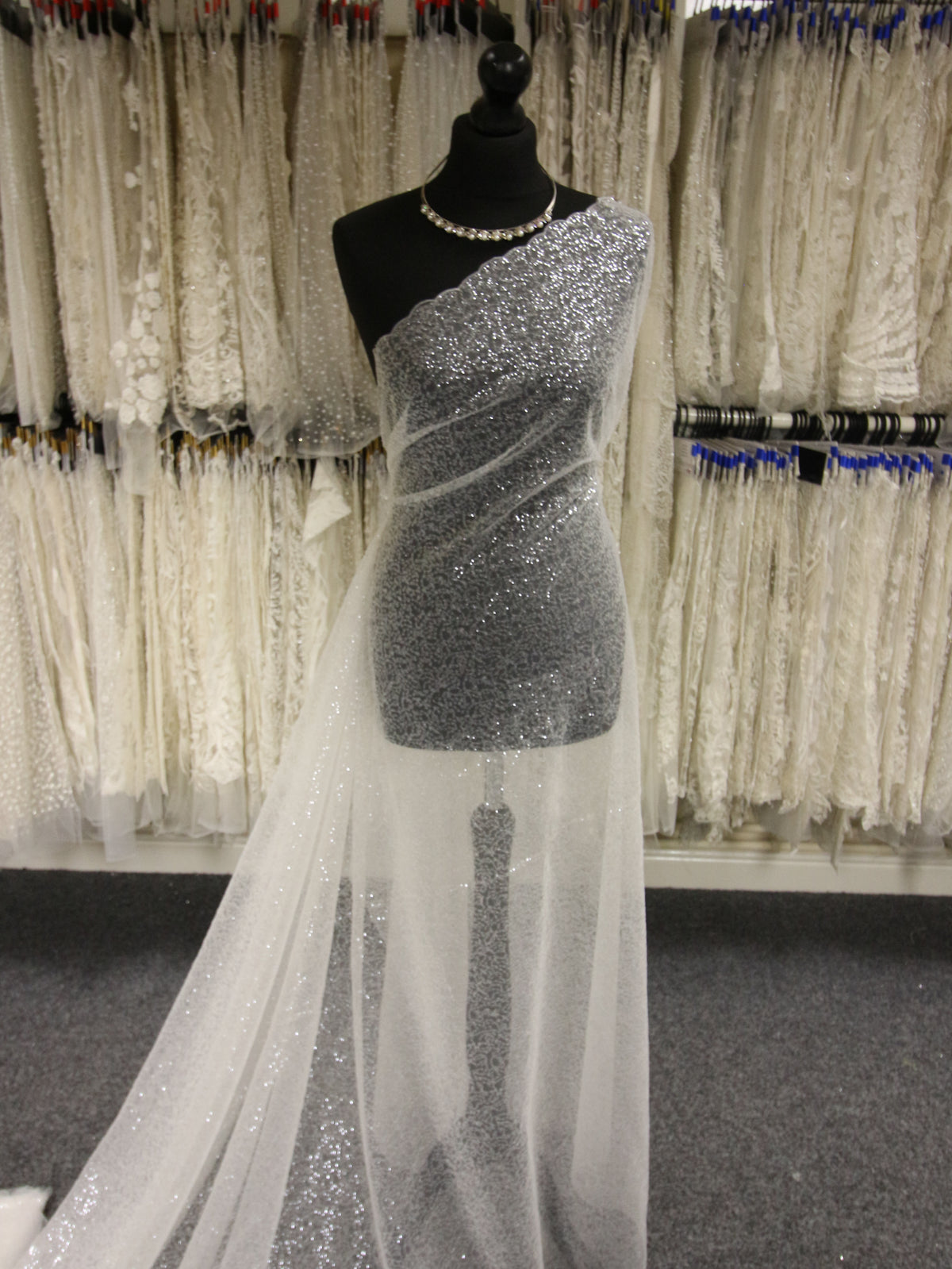 Tulle à paillettes ivoire – Animation