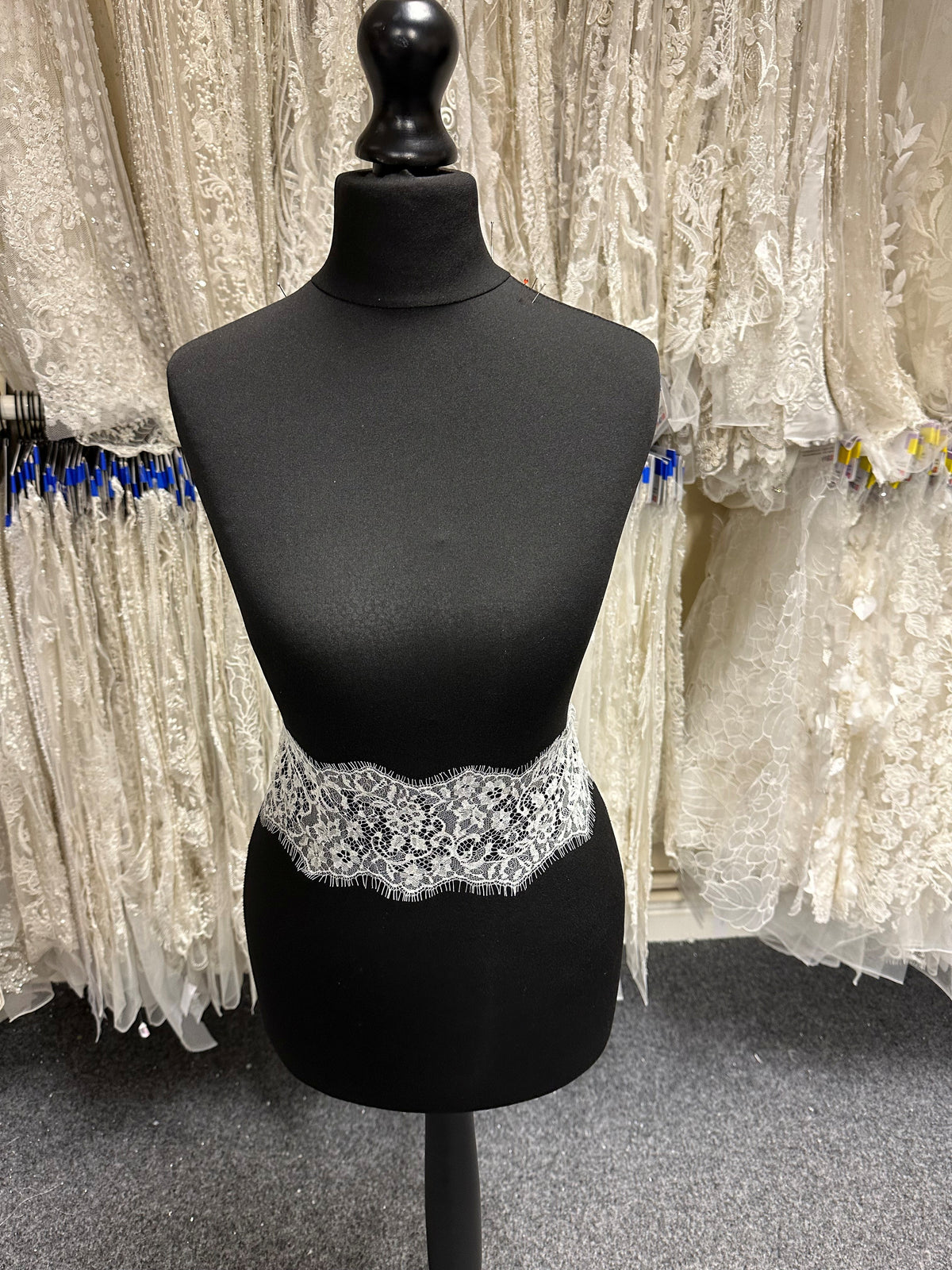 Bordure en dentelle Chantilly ivoire - Sept