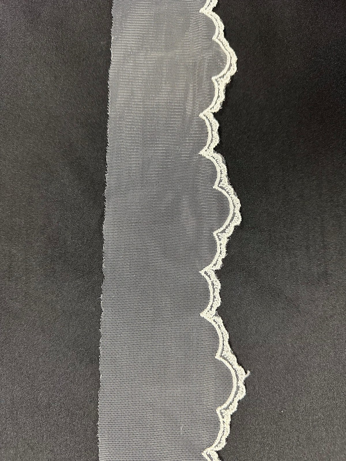 Bordure en dentelle brodée ivoire - T202