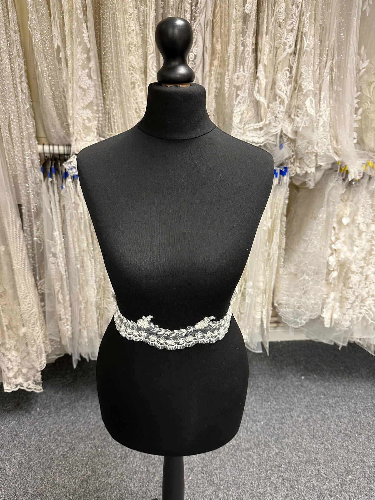 Bordure en dentelle ivoire - T52