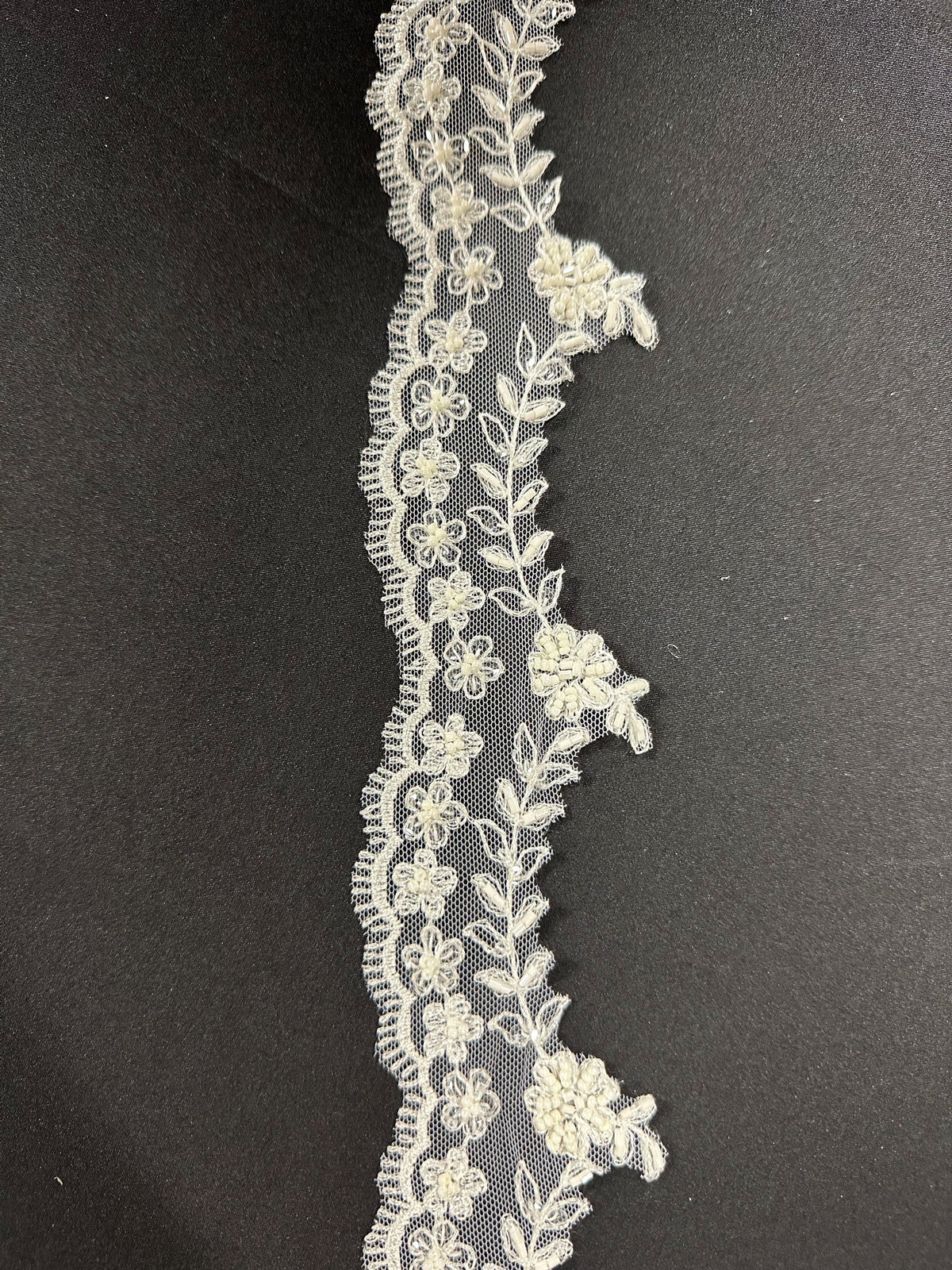 Bordure en dentelle ivoire - T52