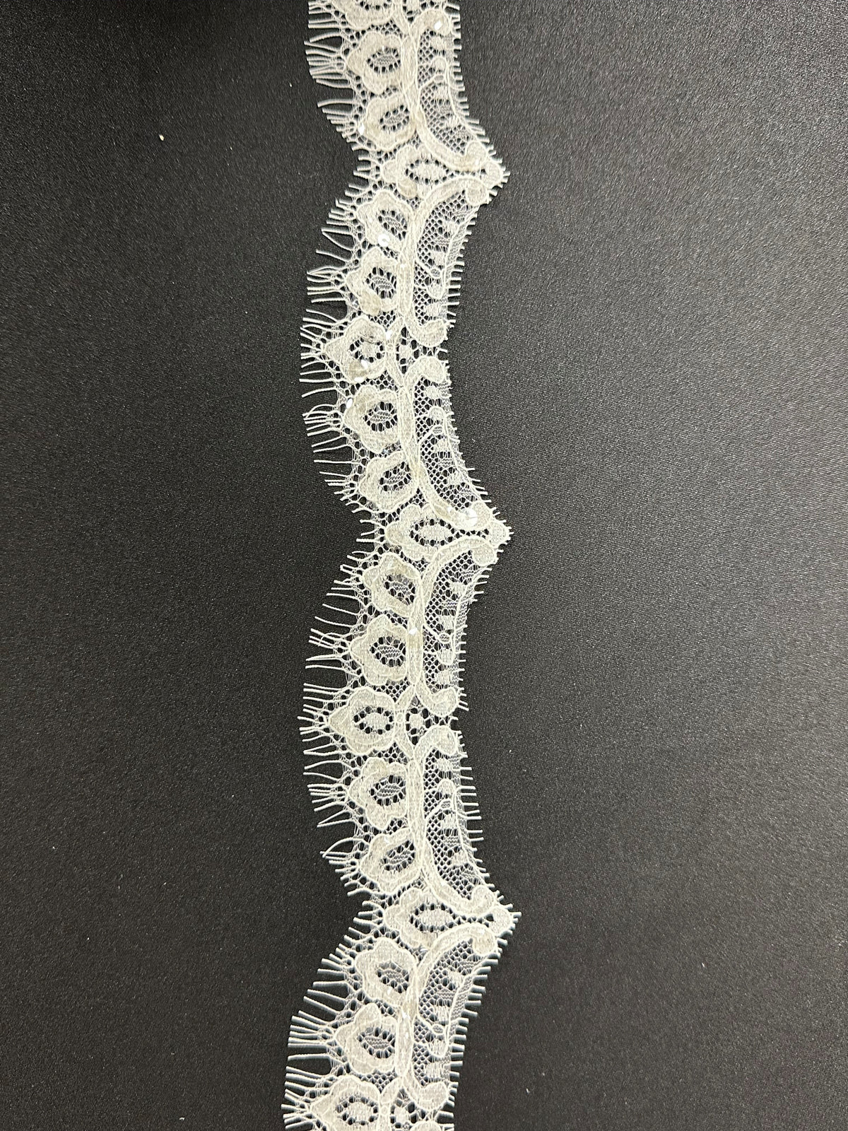 Bordure en dentelle à paillettes ivoire - T573
