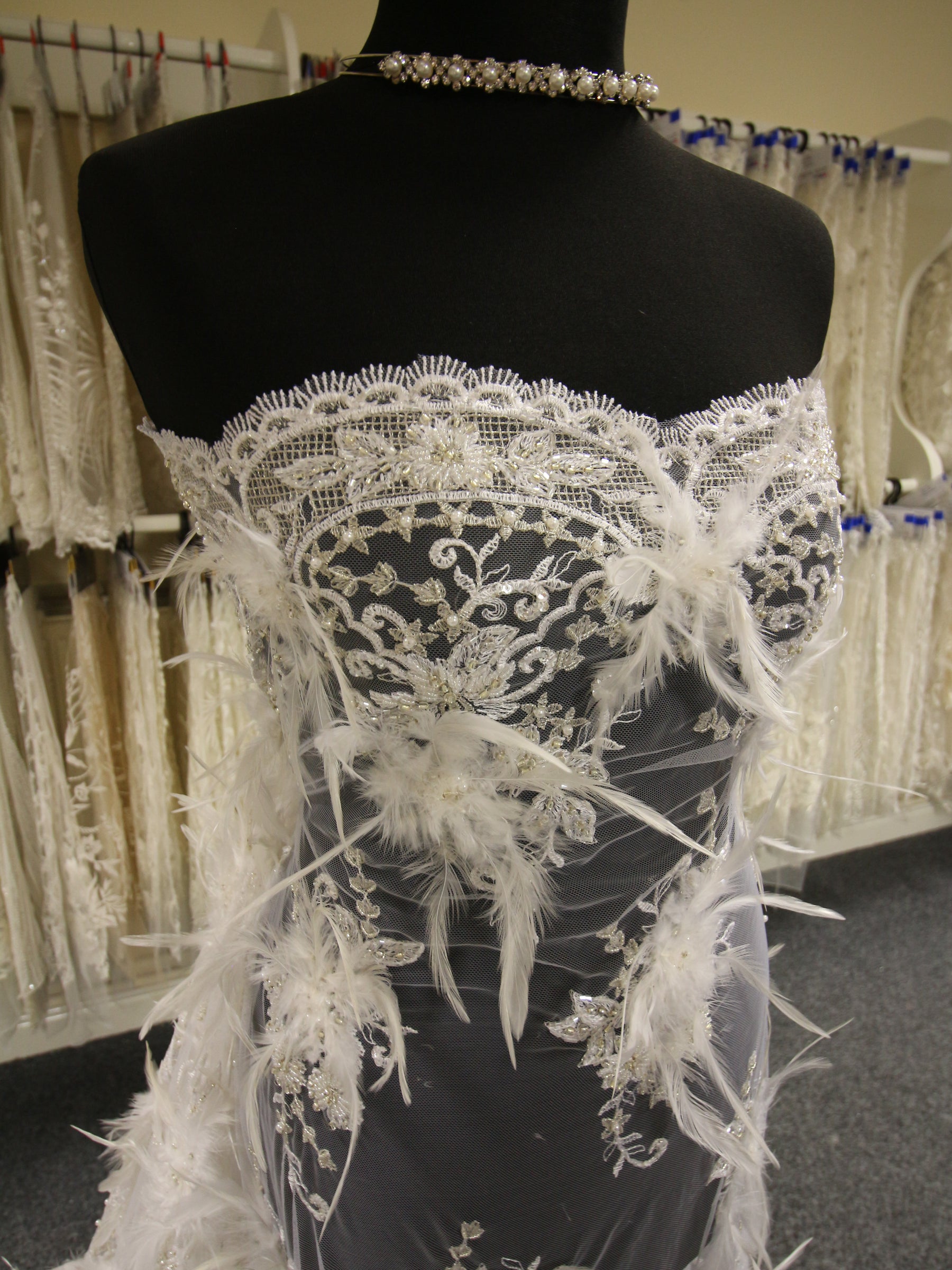 Dentelle de fleurs blanches avec perles - Nikita