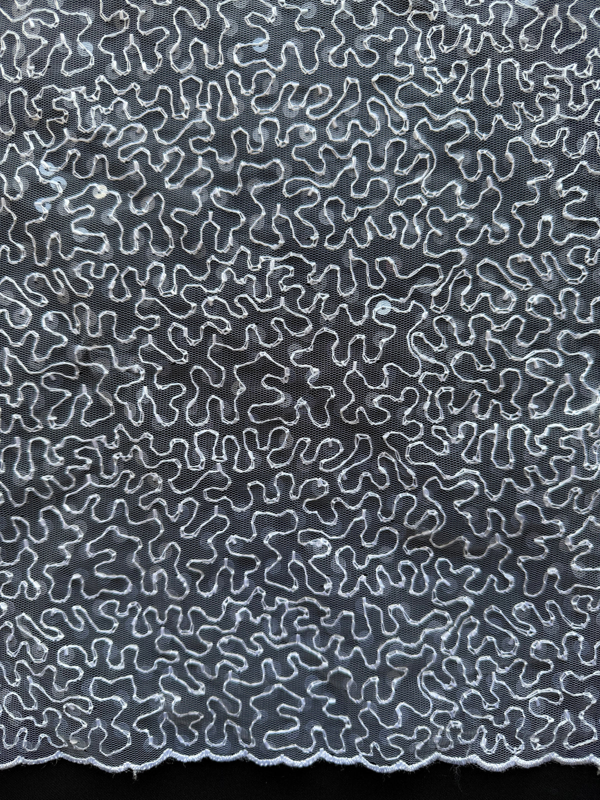 Tulle blanc brodé de sequins – EB3001